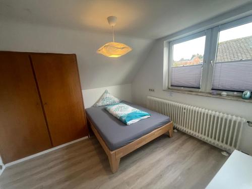a small bedroom with a bed and a window at Monteurzimmer Zimmer + WC in Willingen