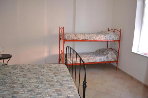 Bunk bed o mga bunk bed sa kuwarto sa Appartamento 2m