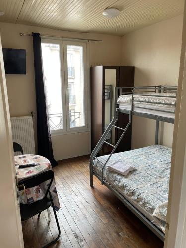 Cette chambre comprend 2 lits superposés et une fenêtre. dans l'établissement RENT APPART - Colombes, à Colombes