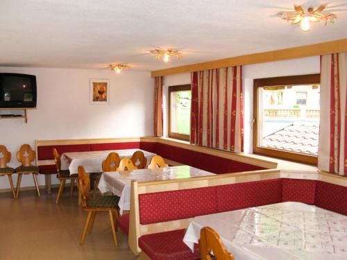ein Restaurant mit zwei Tischen und einem Fenster in der Unterkunft Apartment Ratschnhof - MHO585 by Interhome in Hippach