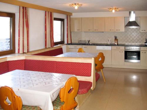eine Küche mit einem Tisch und Stühlen im Zimmer in der Unterkunft Apartment Ratschnhof - MHO585 by Interhome in Hippach