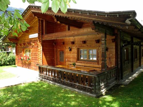 Cabaña de madera con porche en el patio en Chalet Heisenhaushütte - MHO684 by Interhome, en Ramsau im Zillertal