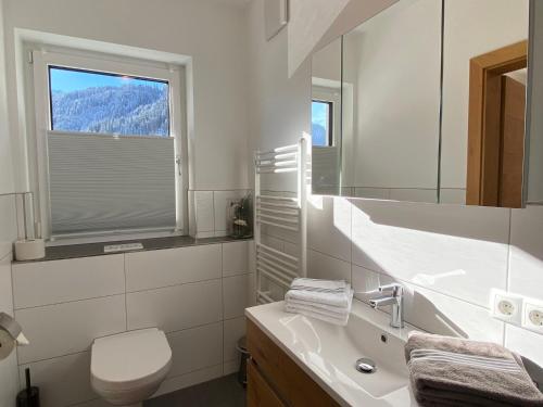 Un baño de Apartment Schöser by Interhome