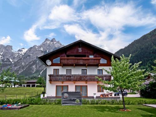 ein Haus in den Bergen mit einem Baum in der Unterkunft Apartment Edelweiss-2 by Interhome in Werfenweng