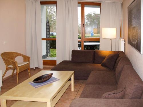 ein Wohnzimmer mit einem Sofa und einem Couchtisch in der Unterkunft Holiday Home Strandvilla - LUB110 by Interhome in Lubmin