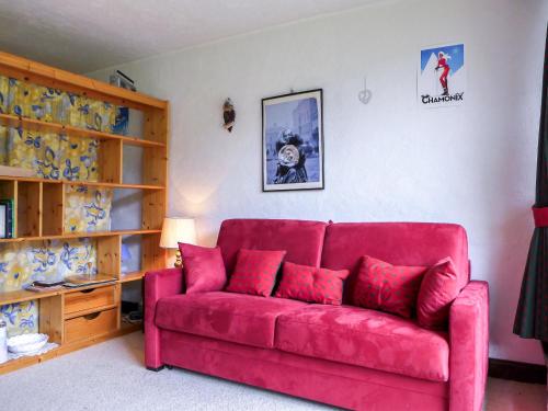 - un canapé rouge dans le salon dans l'établissement Apartment Les Pècles by Interhome, à Chamonix-Mont-Blanc
