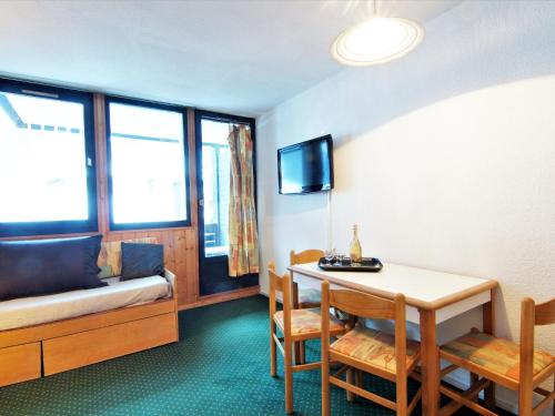 Cette chambre comprend une table, un lit, une table et des chaises. dans l'établissement Apartment Le Grépon-1 by Interhome, à Chamonix-Mont-Blanc