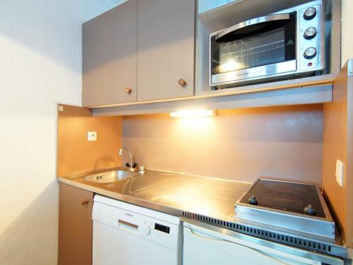 cocina con fregadero y microondas en Apartment Le Grépon-1 by Interhome, en Chamonix-Mont-Blanc