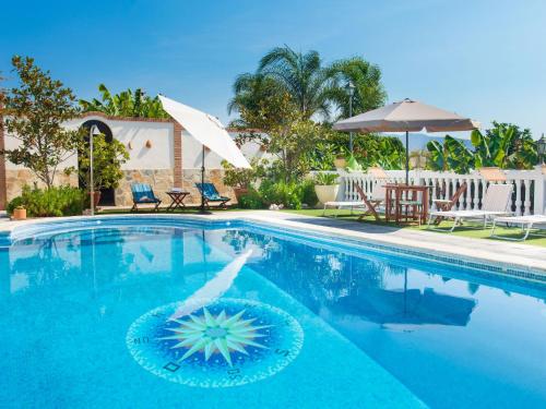 una piscina con sillas y sombrilla en Holiday Home El Pino - AMU555 by Interhome en Motril