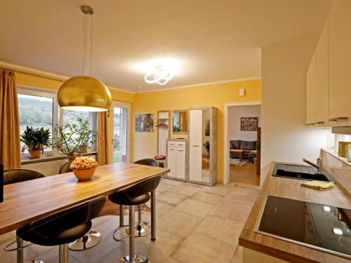 una cucina e un soggiorno con tavolo e sedie di Apartment Am Weinberg by Interhome a Bad Dürkheim