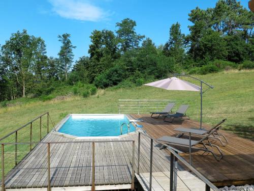 The swimming pool at or near Holiday Home Les Combes - LCX201