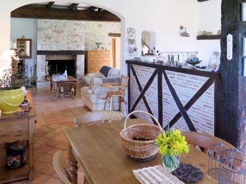 ein Wohnzimmer mit einem Tisch und einem Kamin in der Unterkunft Holiday Home Bouvignou - PDG301 by Interhome in Penne-dʼAgenais