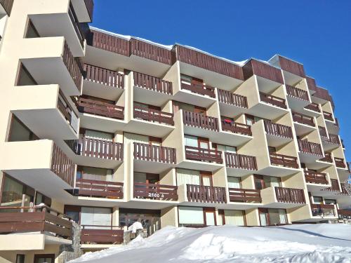 un bâtiment avec de la neige devant lui dans l'établissement Apartment Le 2100 A et B - Lavachet-9 by Interhome, à Tignes