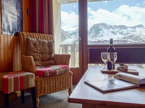 une pièce avec une table, une chaise et une fenêtre dans l'établissement Apartment Le 2100 A et B - Lavachet-9 by Interhome, à Tignes