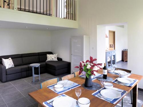 un salon avec une table et un canapé dans l'établissement Holiday Home La Vertheuillaise by Interhome, à Vertheuil-en-Médoc