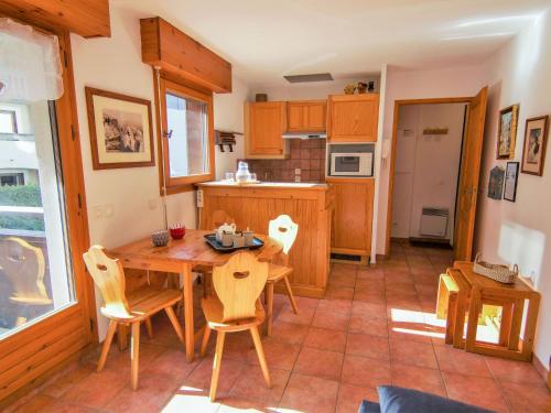 シャモニー・モンブランにあるApartment L'Espace Montagne-5 by Interhomeのキッチン、ダイニングルーム(テーブル、椅子付)