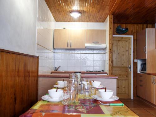 una cucina con un tavolo con piatti e bicchieri sopra di Apartment Le 2100 A et B - Lavachet-7 by Interhome a Tignes