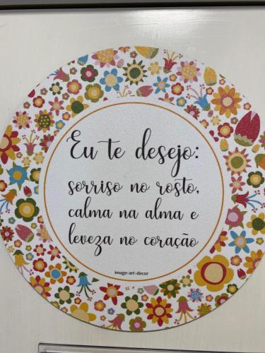 a picture of a plate with a message on it at "Conforto e Bem Estar" Próximo da praia in Balneário Camboriú