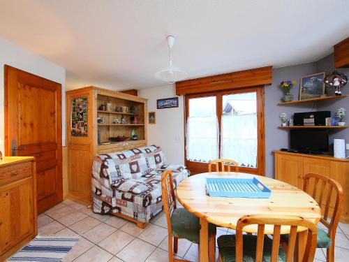 - un salon avec une table et un canapé dans l'établissement Apartment L'Espace Montagne-8 by Interhome, à Chamonix-Mont-Blanc