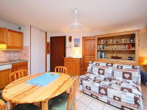 - une cuisine et une salle à manger avec une table et un canapé dans l'établissement Apartment L'Espace Montagne-8 by Interhome, à Chamonix-Mont-Blanc