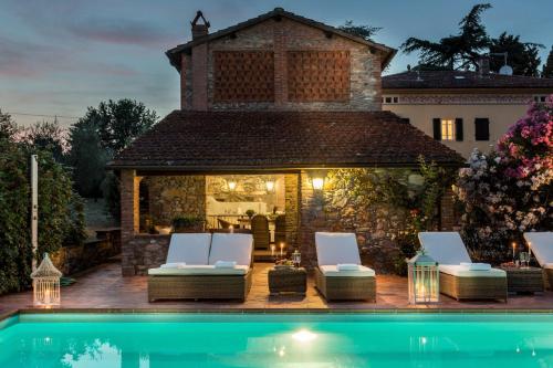 Villa Clara, Luxury 5 bedrooms Lakefront Farmhouse Villa with Private Pool on the Lucca Hills