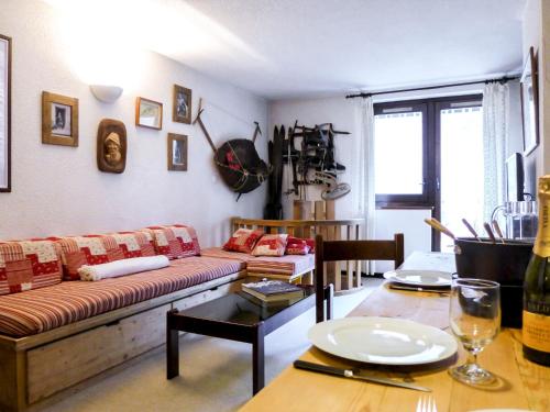 un salon avec un canapé et une table dans l'établissement Apartment Champraz-7 by Interhome, à Chamonix-Mont-Blanc