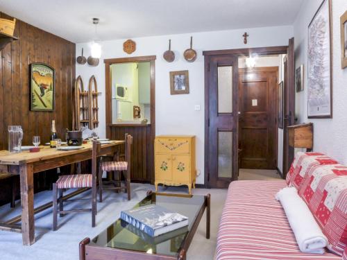 un salon avec une table et un canapé dans l'établissement Apartment Champraz-7 by Interhome, à Chamonix-Mont-Blanc