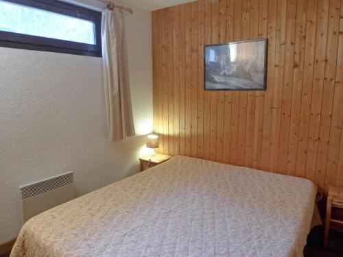 une chambre avec un lit et une fenêtre dans l'établissement Apartment Champraz-7 by Interhome, à Chamonix-Mont-Blanc
