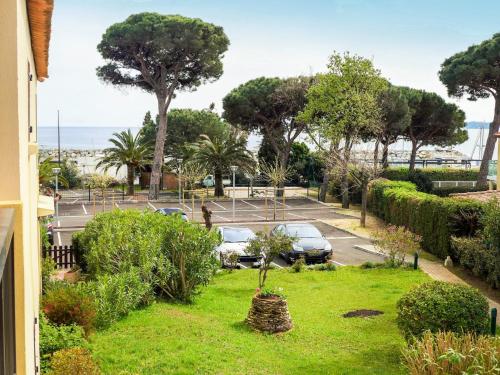 レ・ズィサンブルにあるApartment Les Jardins d'Ys-8 by Interhomeの車を駐車した庭のバルコニーから眺めることができます。