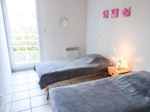 deux lits jumeaux dans une chambre avec fenêtre dans l'établissement Apartment Felicita by Interhome, à Cros-de-Cagnes