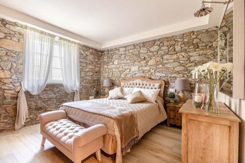 Ένα ή περισσότερα κρεβάτια σε δωμάτιο στο Villa Clara, Luxury 5 bedrooms Lakefront Farmhouse Villa with Private Pool on the Lucca Hills