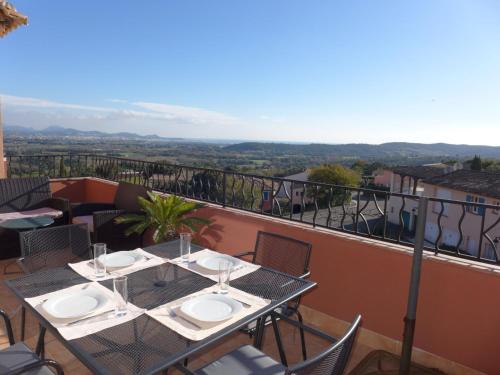une table et des chaises sur un balcon avec vue dans l'établissement Apartment Le Golf de Roquebrune by Interhome, à La Rouviere