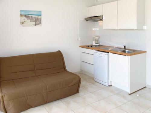 - une cuisine avec un canapé et un évier dans la chambre dans l'établissement Apartment Résidence Belle Dune-1 by Interhome, à Biscarrosse-Plage