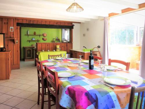 - une table à manger avec un tissu de table coloré dans l'établissement Holiday Home Castagney by Interhome, à Gaillan-en-Médoc