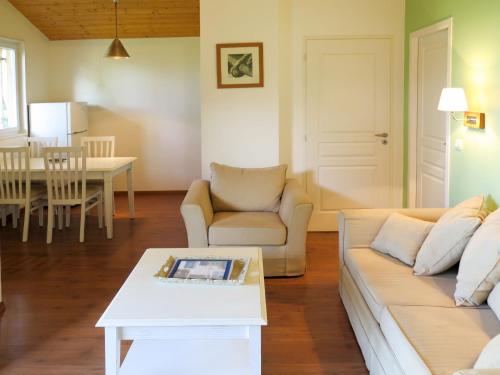 un salon avec un canapé et une table dans l'établissement Holiday Home Les Cottages du Lac M3 by Interhome, à Parentis-en-Born