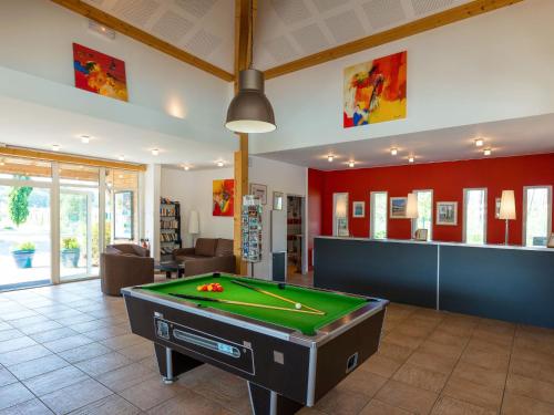 - une salle de billard avec un billard dans l'établissement Holiday Home Les Cottages du Lac M3 by Interhome, à Parentis-en-Born
