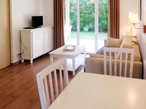 un salon avec un canapé et une table dans l'établissement Apartment Les Cottages du Lac T1 by Interhome, à Parentis-en-Born
