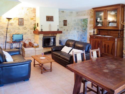 - un salon avec un canapé et une table dans l'établissement Holiday Home Cambou - AAS400 by Interhome, à Albas