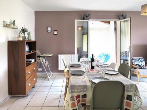 オータンにあるHoliday Home Les Chênes - HUT123 by Interhomeのダイニングルーム(テーブル、椅子付)