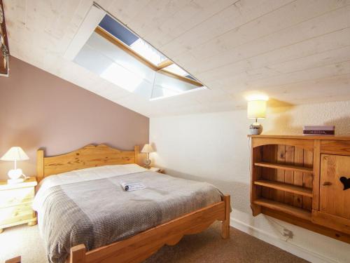 - une chambre avec un lit et une lucarne dans l'établissement Apartment Le Chailloud-2 by Interhome, à Chamonix-Mont-Blanc