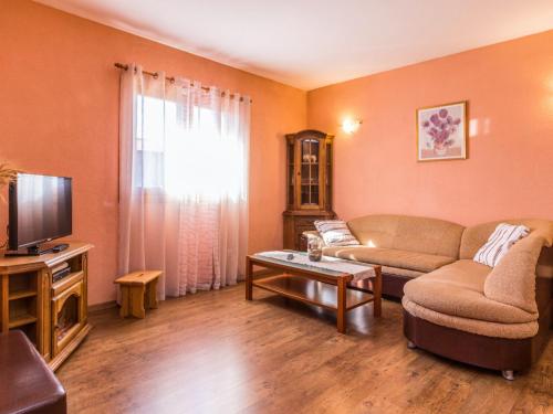 TV a/nebo společenská místnost v ubytování Holiday Home Villa Laura by Interhome