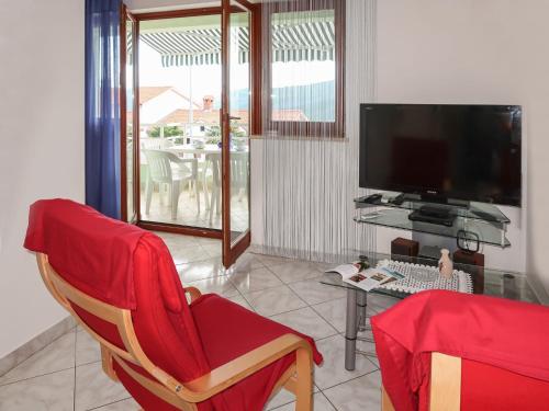 Televízia a/alebo spoločenská miestnosť v ubytovaní Apartment Branka by Interhome