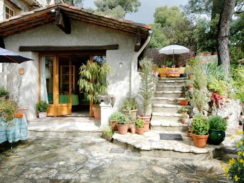une maison avec un tas de plantes en pot devant elle dans l'établissement Holiday Home Pin by Interhome, à Vence