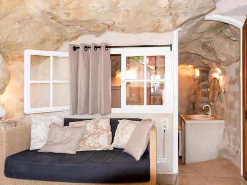 - un canapé dans une pièce avec 2 fenêtres dans l'établissement Holiday Home Mimosas by Interhome, à Vence