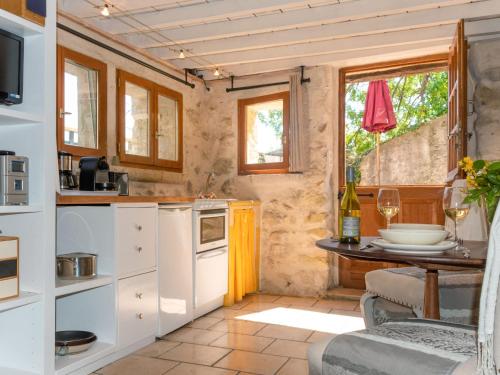 une petite cuisine avec une table et une fenêtre dans l'établissement Holiday Home Mimosas by Interhome, à Vence