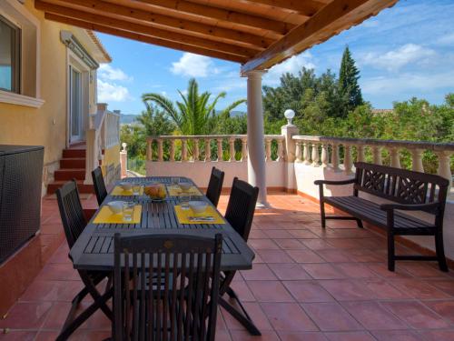 eine Terrasse mit einem Tisch und Stühlen auf einer Terrasse in der Unterkunft Holiday Home Osa Menor by Interhome in Montgo