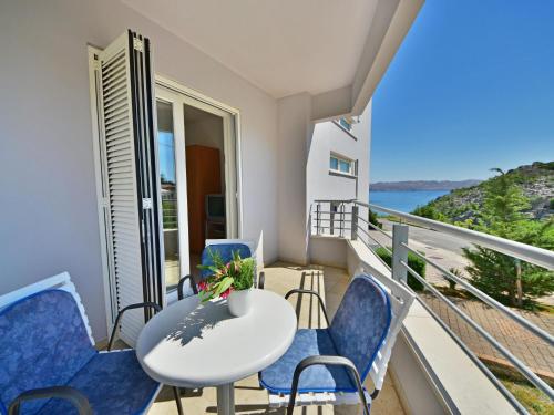 d'un balcon avec une table et des chaises donnant sur l'océan. dans l'établissement Apartment Sani-3 by Interhome, à Ribarica