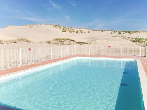比斯卡羅斯海灘的住宿－Holiday Home Résidence Plage Océane - BPL340 by Interhome，沙漠中的一个游泳池