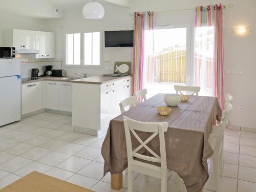比斯卡羅斯海灘的住宿－Holiday Home Résidence Plage Océane - BPL340 by Interhome，厨房以及带桌椅的用餐室。