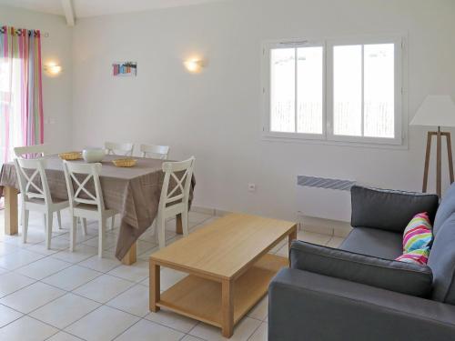 un salon avec une table et un canapé dans l'établissement Holiday Home Résidence Plage Océane-2 by Interhome, à Biscarrosse-Plage